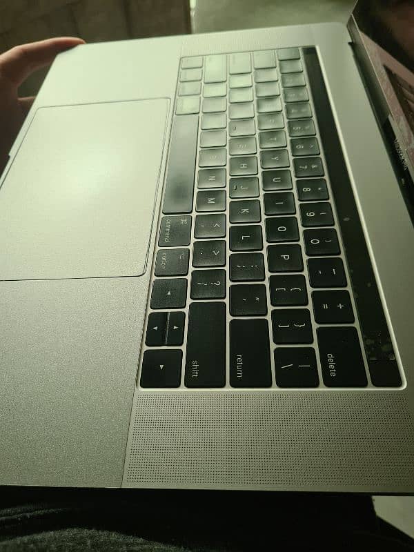 Macbook pro 2017 15 inch 3