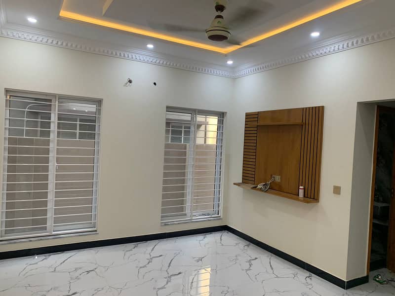 10 Marla Like Brand New House With Gas Available For Rent In Bahria Town Lahore. 8