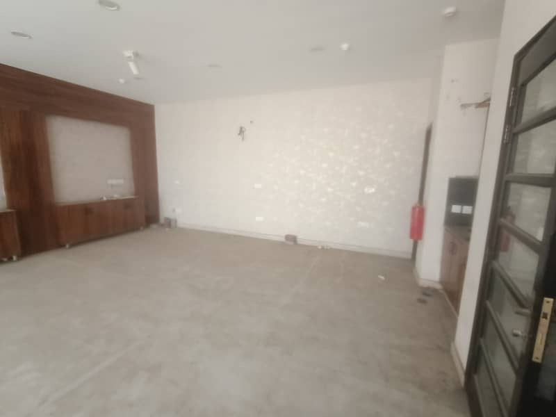 4 Marla Floor With Lift At Hot Location 9