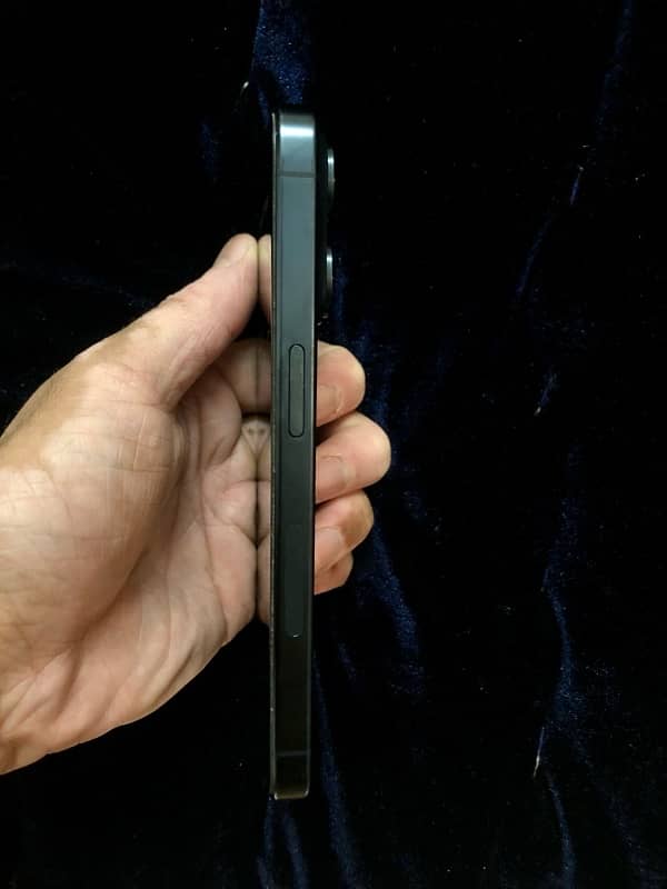 iphone 15 pro in outclass condition! 5