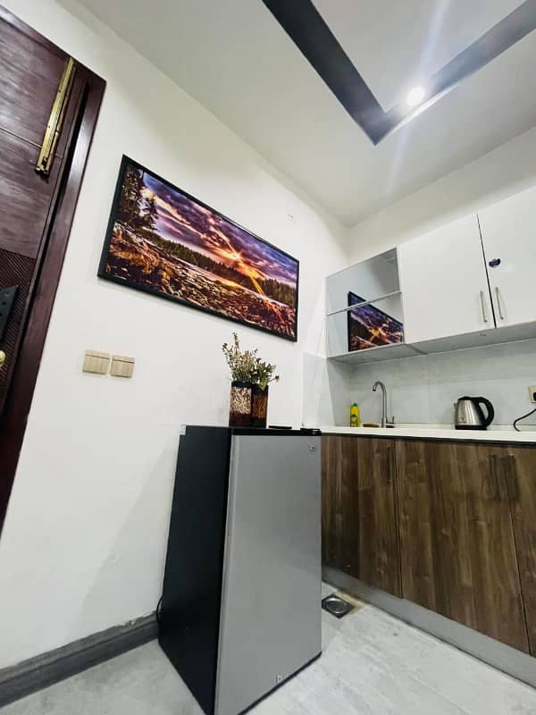 1 BED LUXURY FURNISHED FOR RANT PAY DAY WEEKLY IN GULBERG GREEN 6