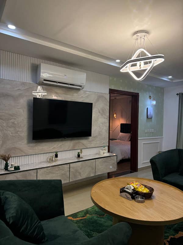 1 BED LUXURY FURNISHED FOR RANT PAY DAY WEEKLY IN GULBERG GREEN 8