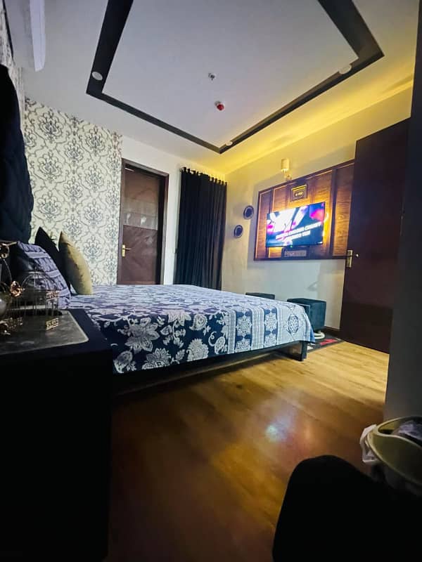 1 BED LUXURY FURNISHED FOR RANT PAY DAY WEEKLY IN GULBERG GREEN 9