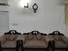 Good condition chenutee sofa set available.