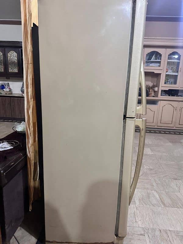 ye fridge theek chalti hai bas ak bar repair hue thi full size hai 3