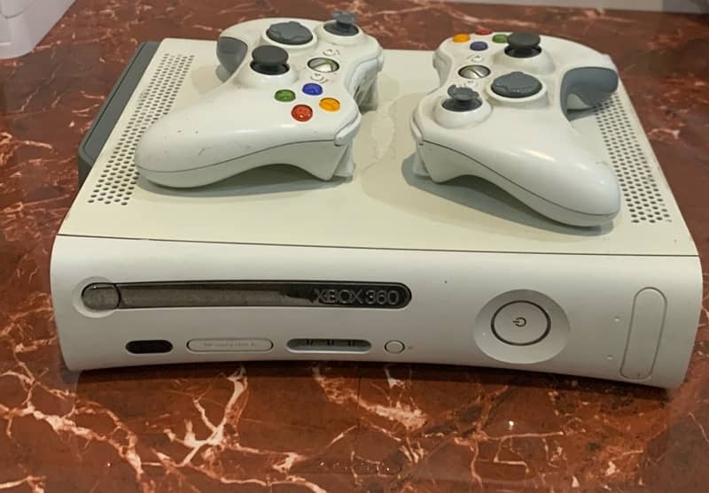 XBOX 360 with 2 controllers 0