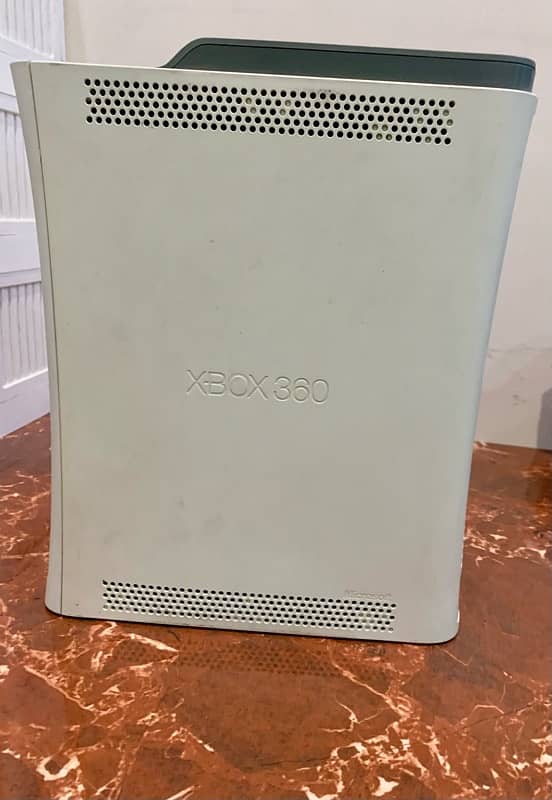 XBOX 360 with 2 controllers 4