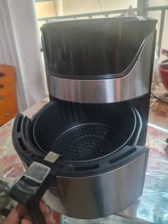 Almost new air fryer for urgent sale - 4 liters - bought from Dubai