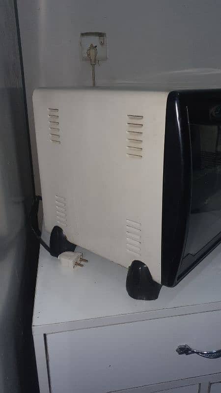 C4 Electric Oven in Perfect Condition 3