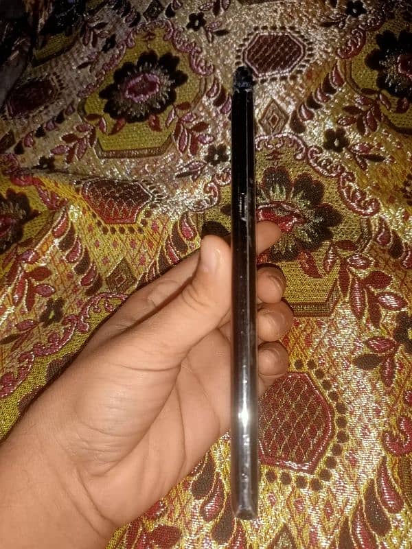 I am selling my Samsung Galaxy Note 8 lash condition 3