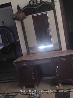 dressing table in gud condition