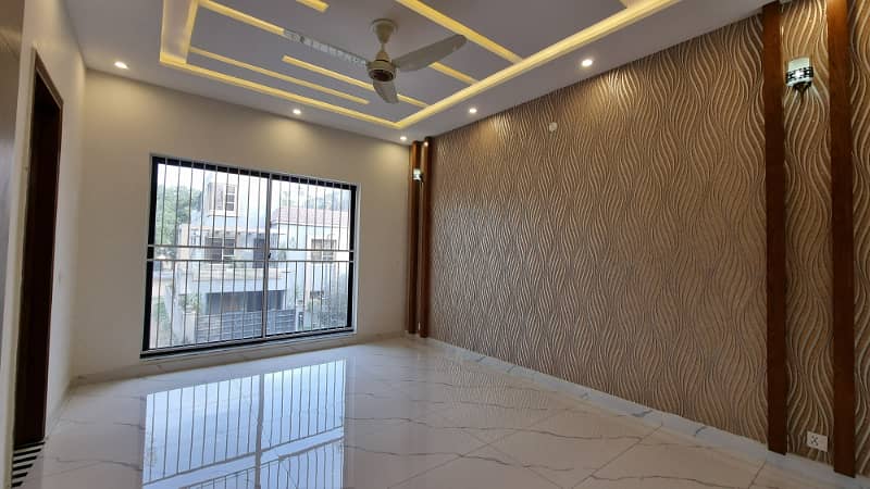 Exquisite 10 Marla Home in Bahria Town Lahore Sector D, Overseas B Block 3