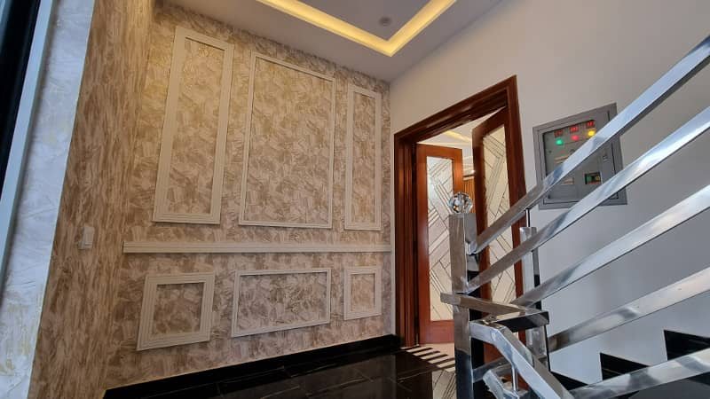 Exquisite 10 Marla Home in Bahria Town Lahore Sector D, Overseas B Block 10