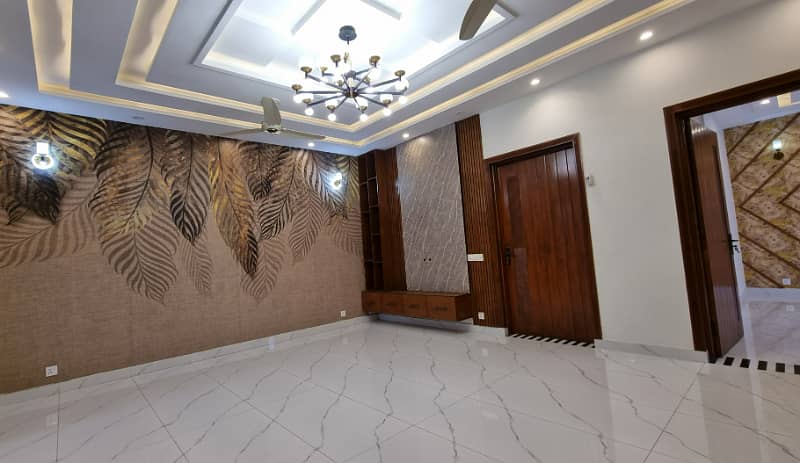 Exquisite 10 Marla Home in Bahria Town Lahore Sector D, Overseas B Block 12