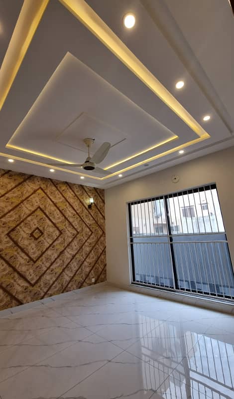 Exquisite 10 Marla Home in Bahria Town Lahore Sector D, Overseas B Block 15