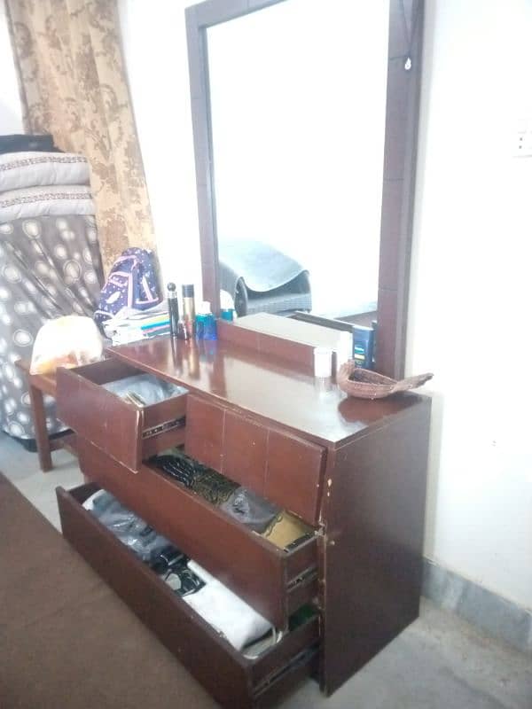 Dressing table urgent sale krna hy. 3