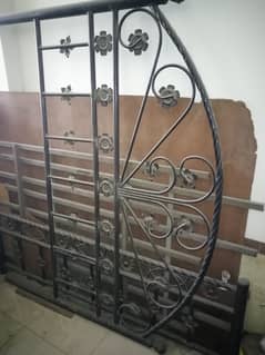 Queen Size Rot iron Bed furniture 5x6 (not ply wood without mattress)