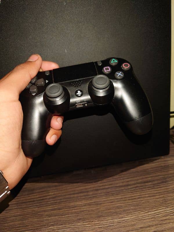 PS 4 PRO 1 TB MINT CONDITION 4