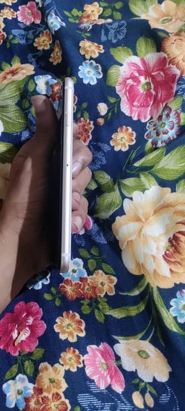 iPhone SE 3 2022 white 1