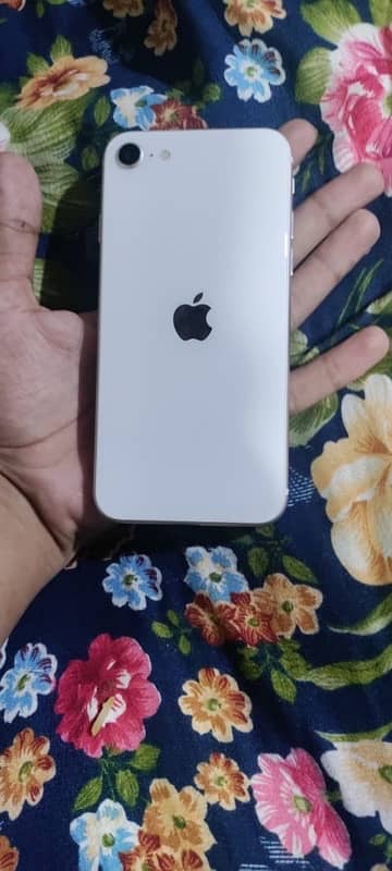 iPhone SE 3 2022 white 4