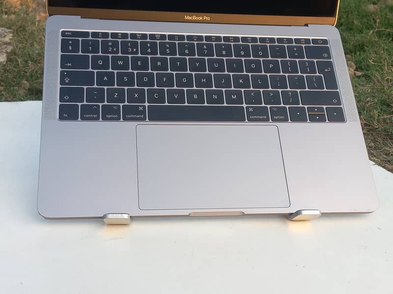 Apple MacBook pro 2017 core i5 16gb ram 8