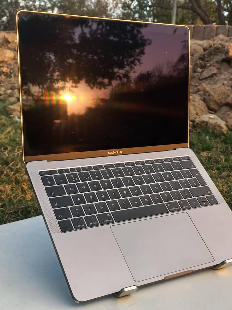 Apple MacBook pro 2017 core i5 16gb ram 9