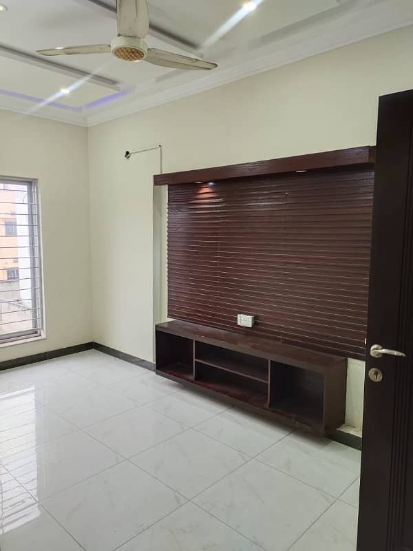 5 MARLA HOT LOCATION HOUSE AVAILABLR FOR RENT IN DHA 11 RAHBER 0