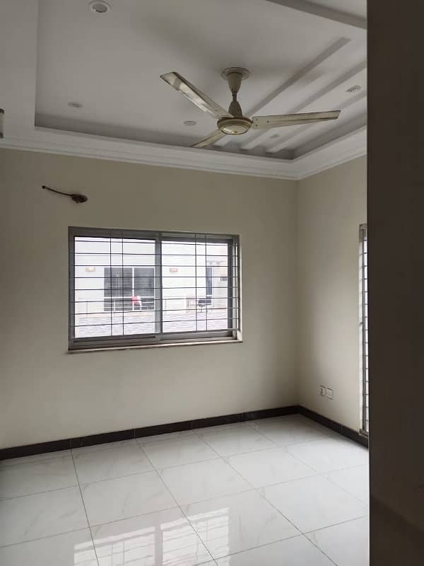 5 MARLA HOT LOCATION HOUSE AVAILABLR FOR RENT IN DHA 11 RAHBER 2