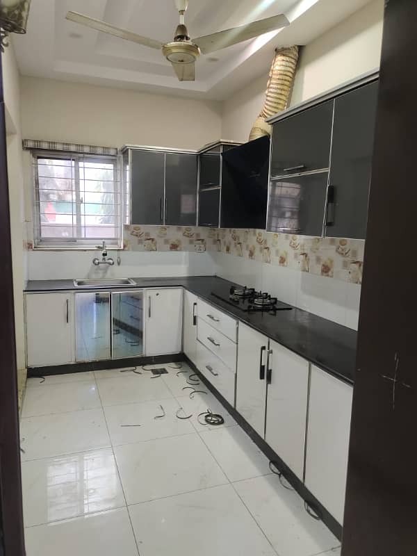 5 MARLA HOT LOCATION HOUSE AVAILABLR FOR RENT IN DHA 11 RAHBER 7