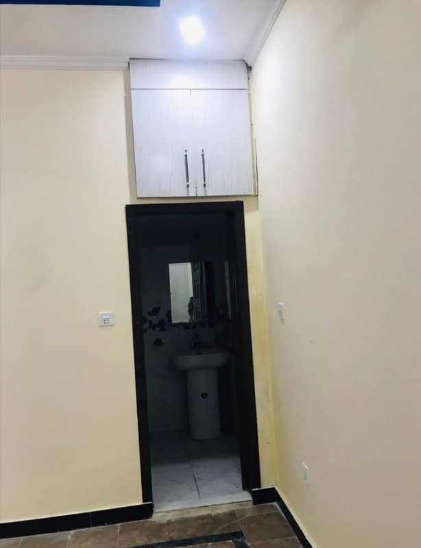 Ghouri town pH 7 Only 2 room 2end floor water electrity 4