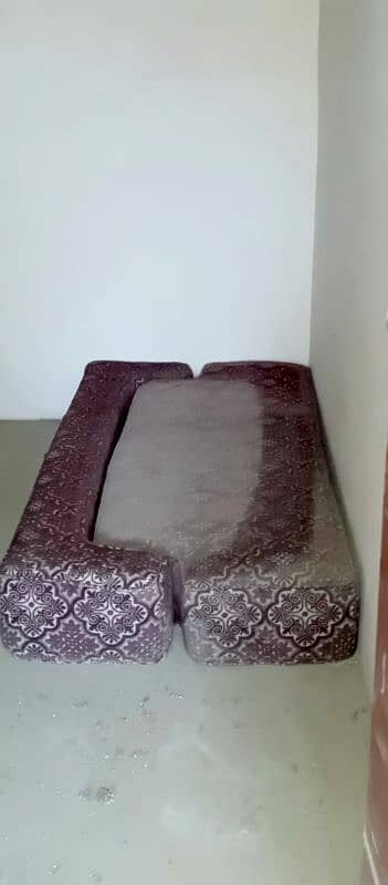 sofa com bed hai used  foam bilkul awesome hai koi daba hoa nhi hai 2