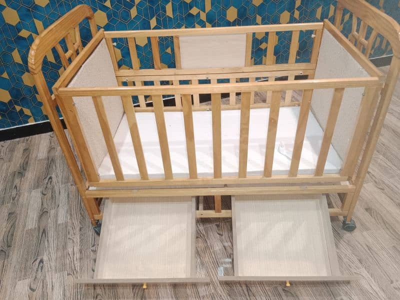 baby cot all ok sirf just 1 month used 6