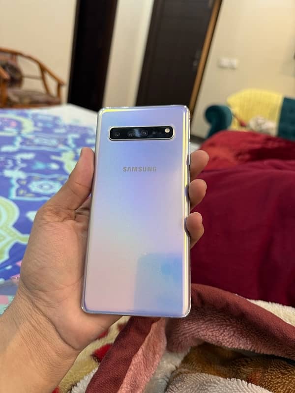 samsung s10 5g mobile with charger 0