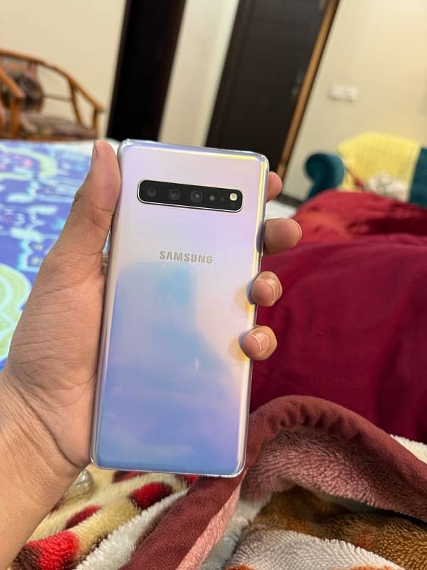 samsung s10 5g mobile with charger 1