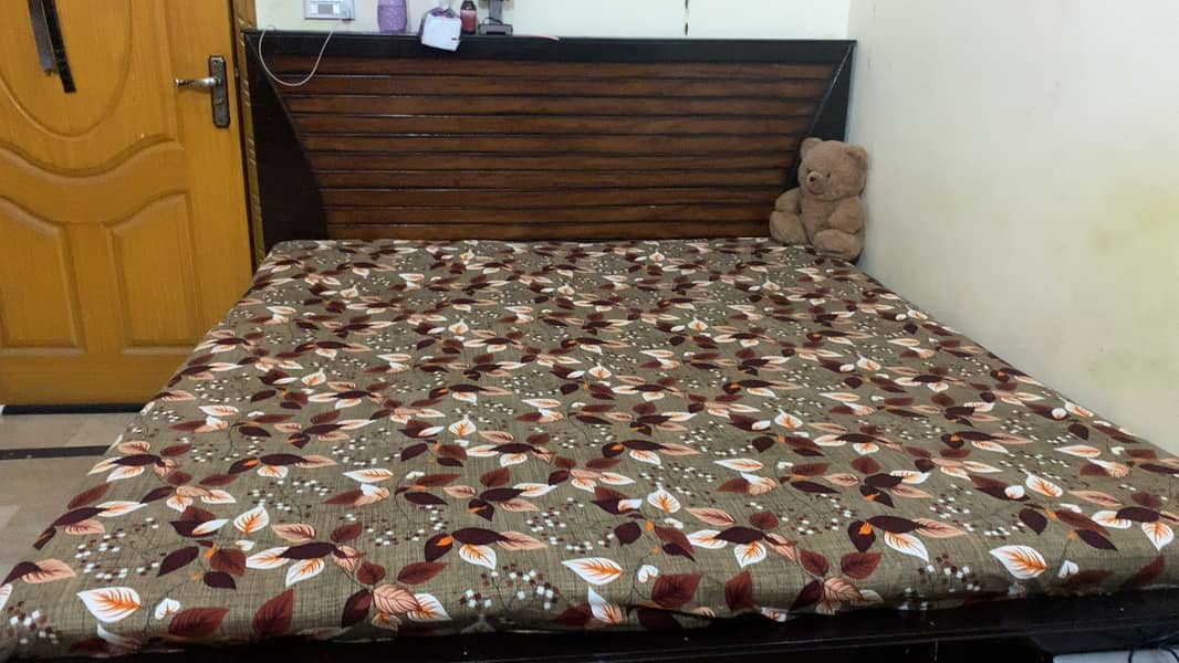 King size bed its in used condition without mattress 0