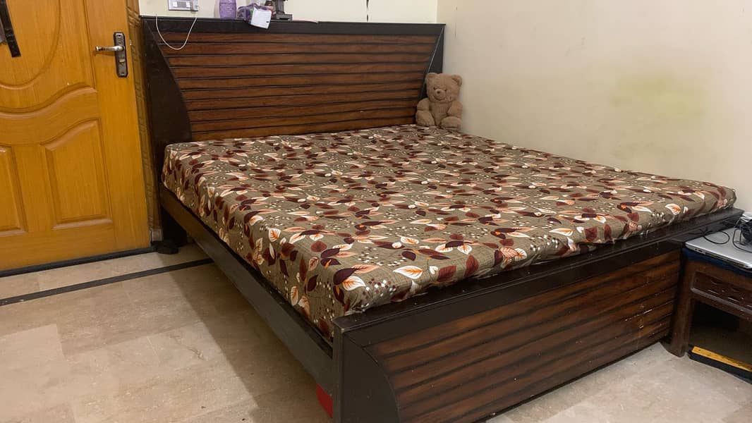 King size bed its in used condition without mattress 1