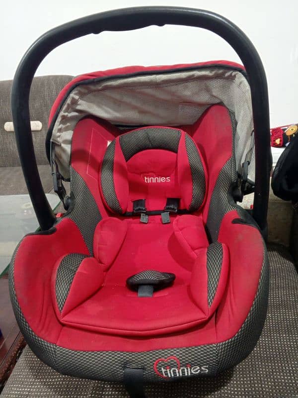 tinnies car seat and cot 0