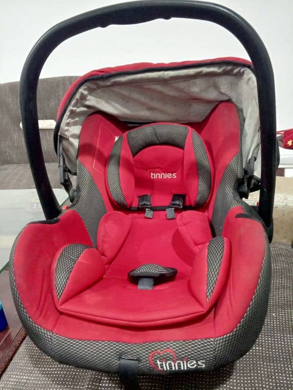 tinnies car seat and cot 1