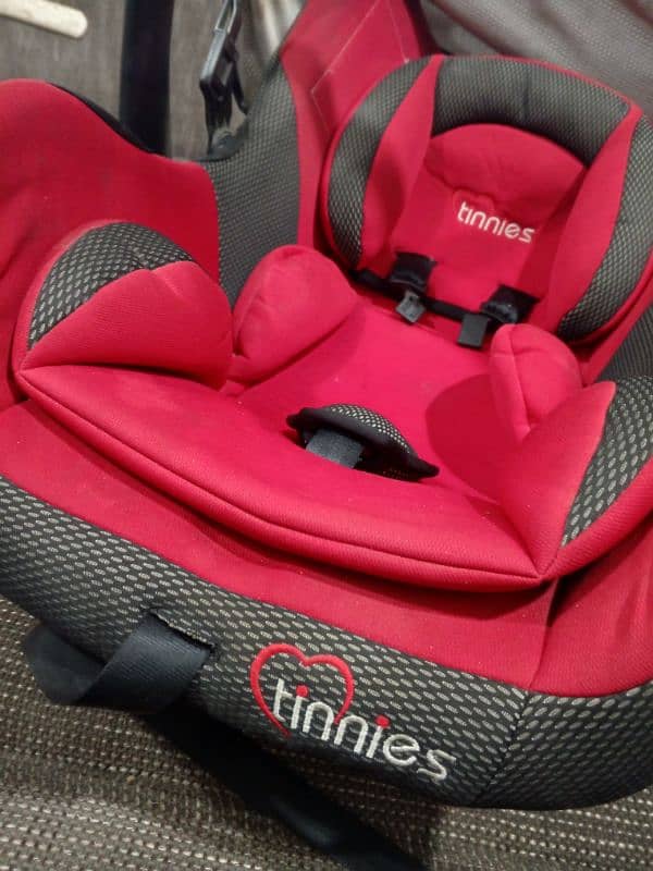 tinnies car seat and cot 2