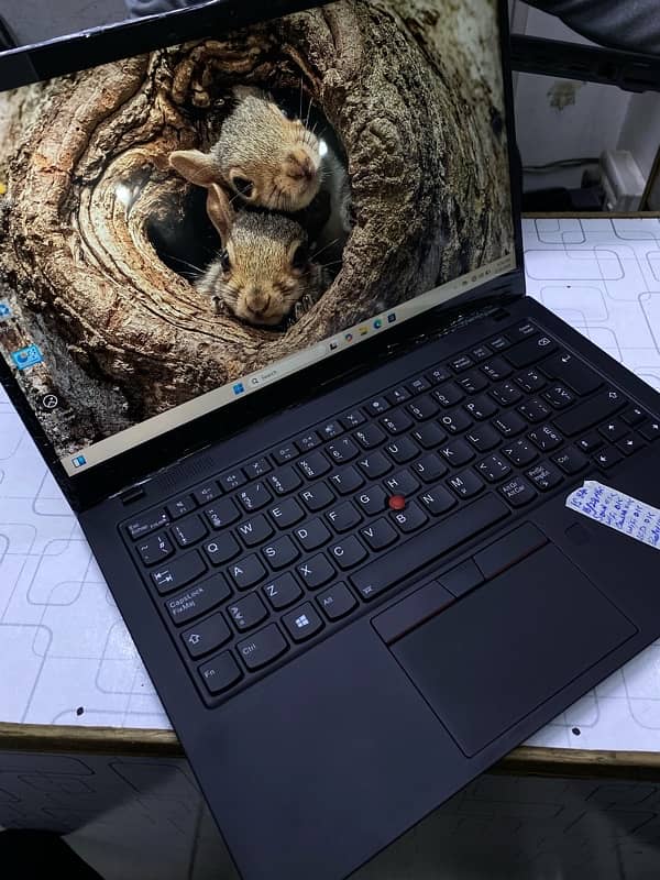 Lenovo x1 Carbon (i5 8th Gen) (16/256) 2k Resolution 2