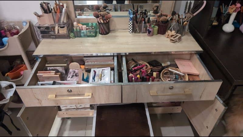 DRESSING TABLE USED LIKE NEW 1