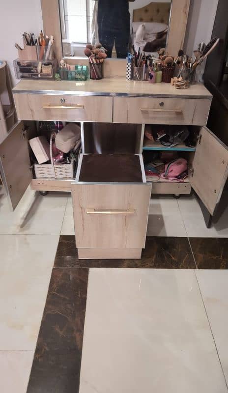 DRESSING TABLE USED LIKE NEW 2