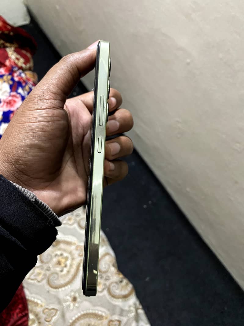 Vivo Y100  8/256 Price 42500 Back side damage h 3