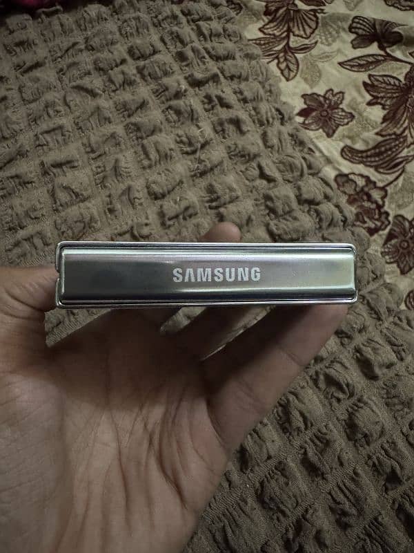 Samsung Galaxy Z Flip 5 8.5/10 Cond. Only Phone 3