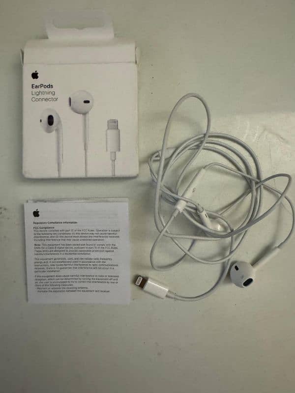 Apple original iPhone earpods / earbuds 1