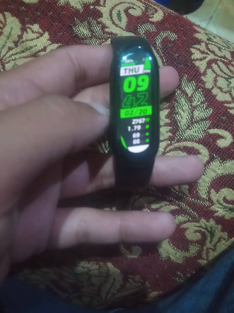 MI band 6 4 day battery life with four straps and box available 0