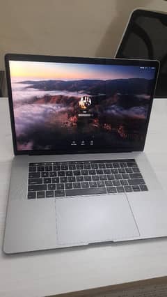 Macbook Pro 2017 i7 16gb ram 250gb ssd (15 inch with touch bar)