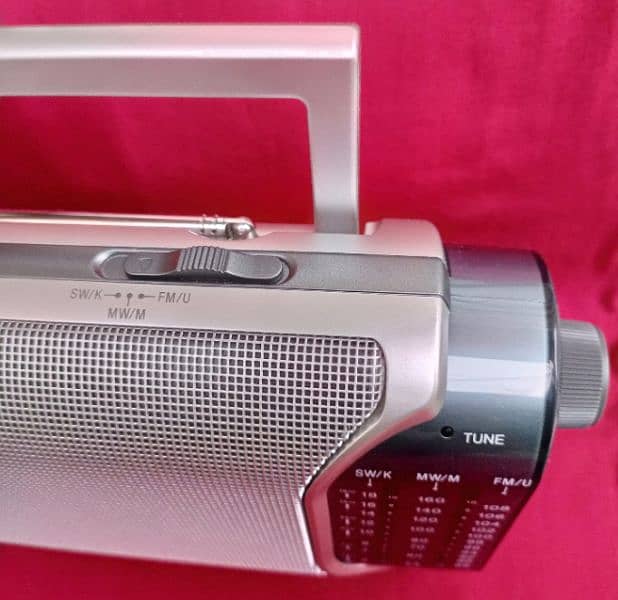 Sony Radio ICF 704S World Band Radio 10