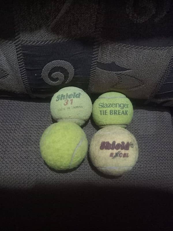 TENNIS BALLS 0