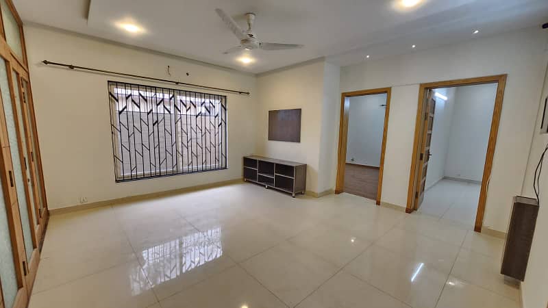 VIP UPPER PORTION FOR RENT, 10 Marla Beautiful House for Rent ، (Gas Seperate meter) near to express highway) 0